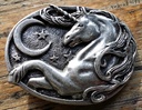 Mitternacht-Einhorn silberfarben – Gürtelschließe mit mystischem Einhorn & Halbmond für 4 cm Gürtel