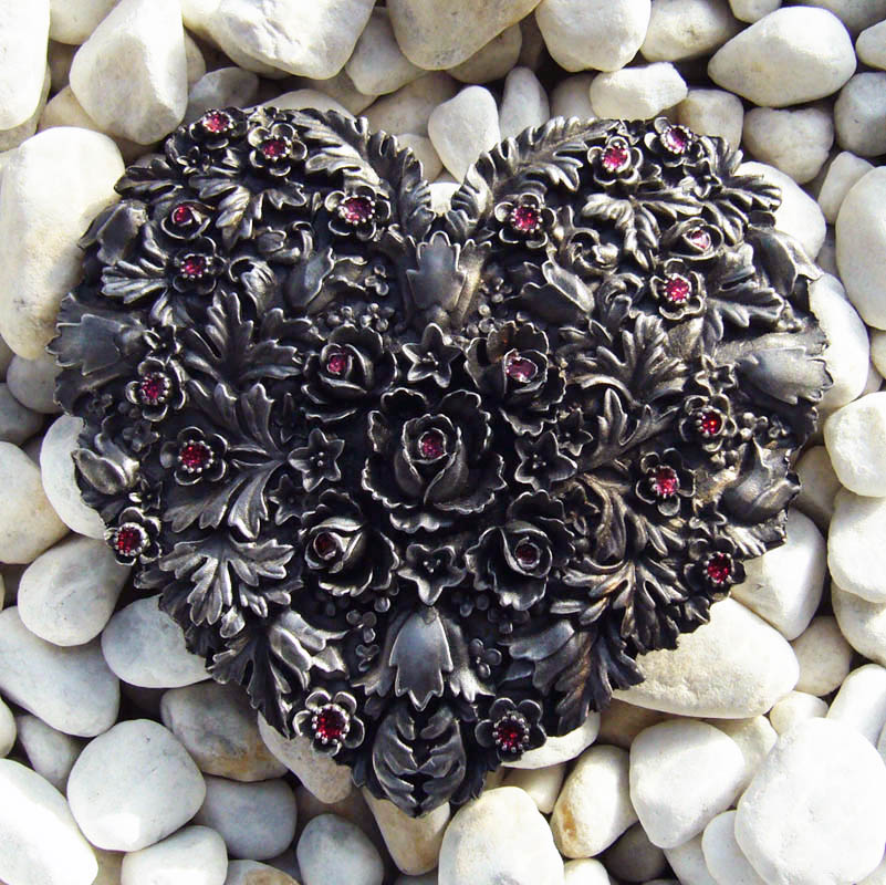 Gürtelschließe Heart of Flowers – 4 cm Zinn-Schnalle mit Rosenherz & roter Emaille