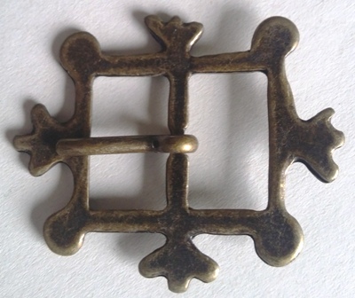 mittelalterliche Kronen-Schließe, altmessingfarben