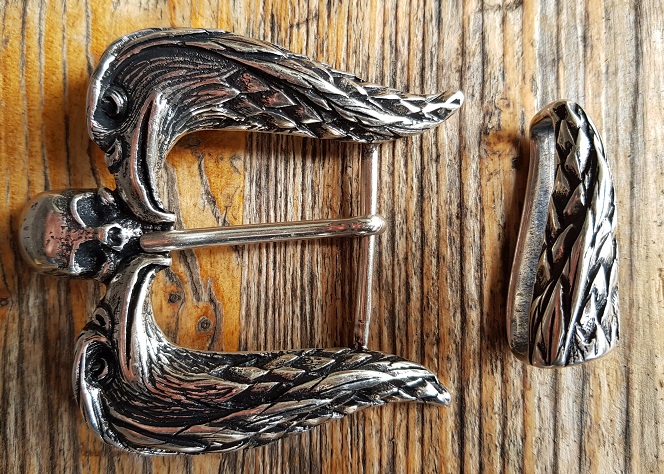 Gürtelschließe „Eagles & Skull“ in Silberoptik – 4 cm Dornschließe mit Adlern & Totenkopf