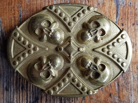 Totenkopf-Kreuz, goldstaubfarbene Koppelschließe