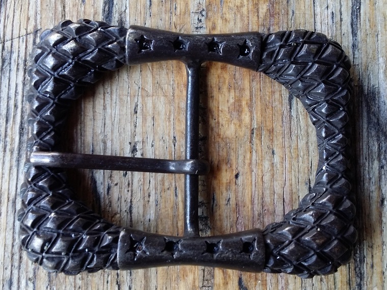 [B1291-24] Gürtelschließe „RIFFEL“ – Brandmessingfarbene Dorn-Vollschließe mit Flechtmuster für 4 cm Riemen