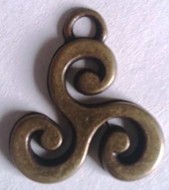 Triskele Anhänger altmessingfarben – Keltisches Symbol der Dreiheit aus Zamak 