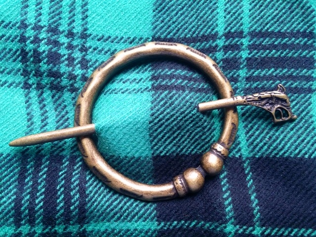 [32895] nordische Plaid-Fibel Ball, altmessingfarben