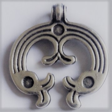 Keltische Enten Anhänger silberfarben – Symbolträchtiger Schmuck aus Zamak im keltischen Stil