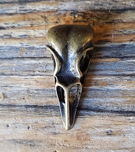 [P-5126-21] Raben-Schädel Anhänger altmessingfarben – Kleiner Wikinger-Talisman aus Zamak