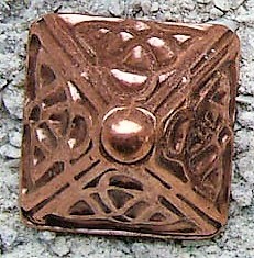 [N-208-4] Rüstungsniete UPPSALA kupferfarben – 20 mm Pyramidenbeschlag mit keltischem Muster & 1 Nietstift
