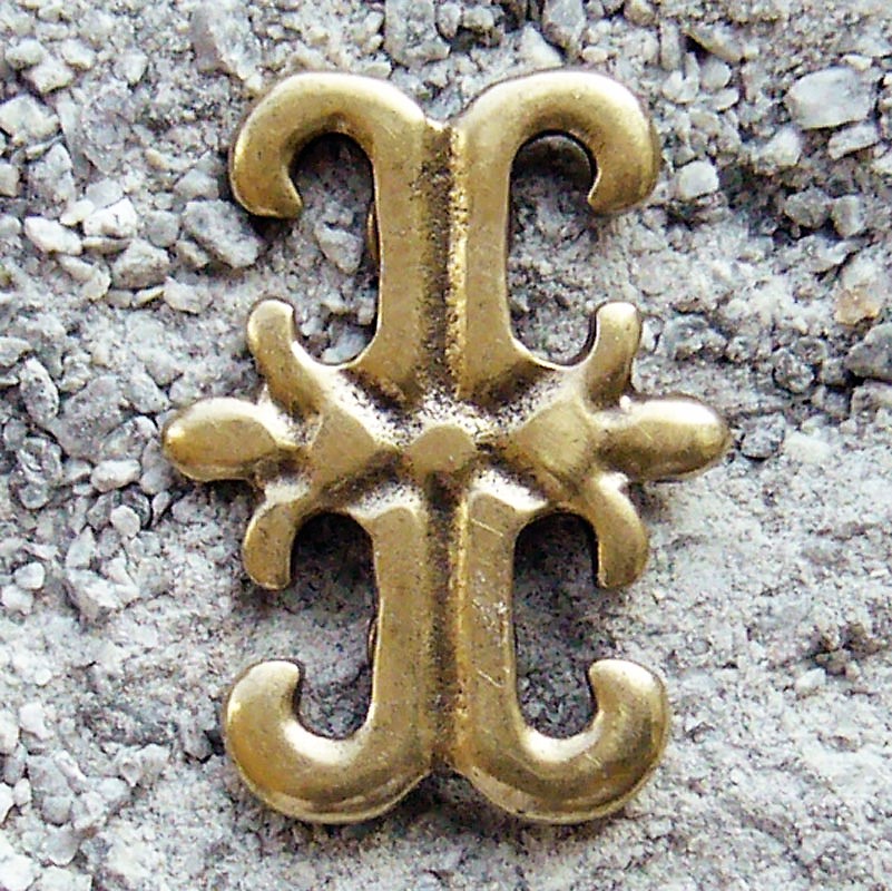 Lilien-Kreuz messingfarben – 35 mm Mittelalter-Beschlag mit Zierniete & Fleur-de-Lys-Motiv