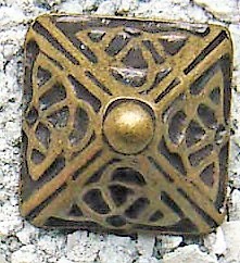 [N-208-21] Rüstungsniete „Uppsala“ altmessing – Keltischer Zierbeschlag im Pyramidendesign für Gewand & Rüstung