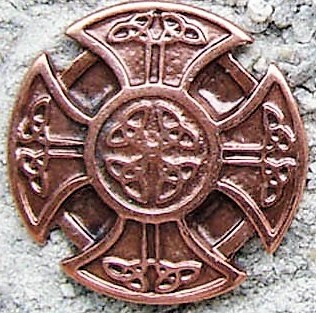 [N-227-4] Keltischer Zierbeschlag Kreuz kupferfarben – 35 mm Niete mit 2 Stiften für Gürtel, Rüstung & Gewand