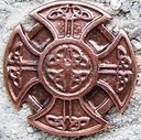 Keltischer Zierbeschlag Kreuz kupferfarben – 35 mm Niete mit 2 Stiften für Gürtel, Rüstung & Gewand