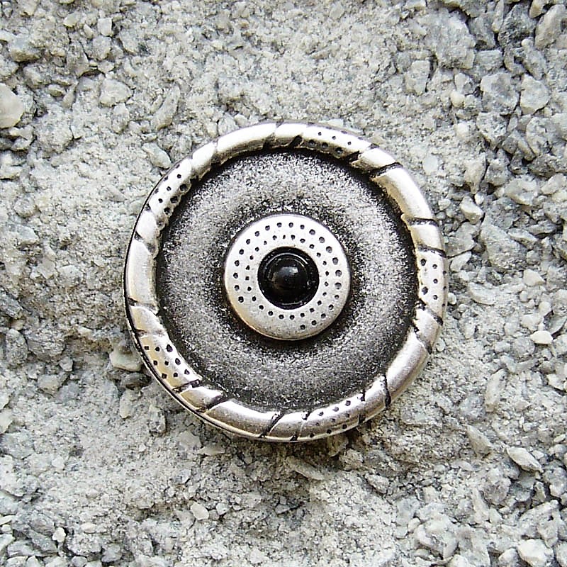[N-114-1] Silberfarbener Schildbeschlag – Nordische Zierniete Ø 28 mm aus Zamak