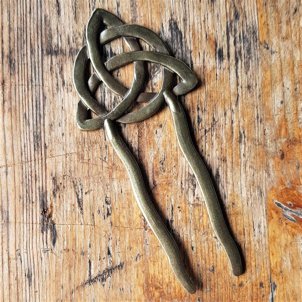 Haarnadel „URD“ – Messingfarbene Haarnadel mit keltischem Doppelknoten und gespaltenem Schaft
