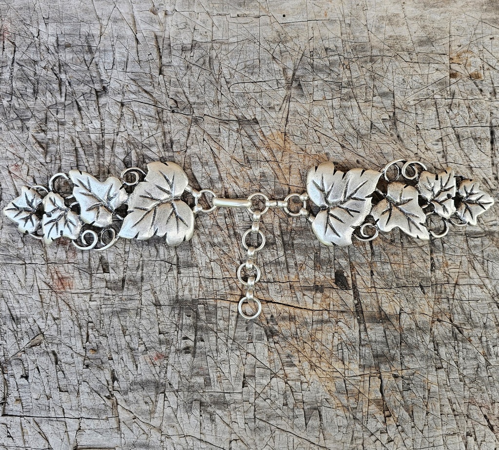 [V-1712-2] Oberon silberfarbene Gewandschließe – Filigrane Fantasy-Schnalle mit Efeu für LARP & Elbengewandungen