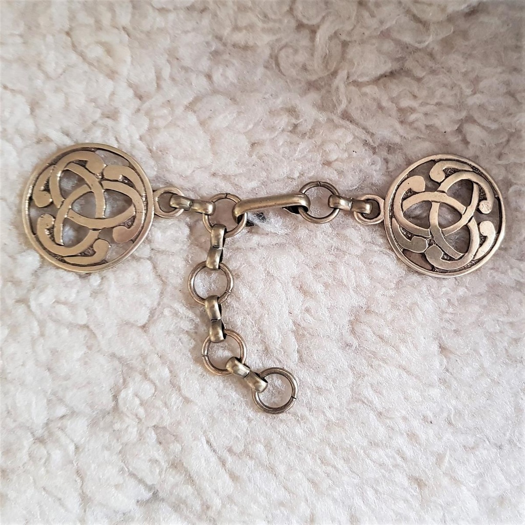 Triscel Knot messingfarben – Keltischer Mantelverschluss mit Triskel-Motiv & Kette für LARP & Mittelalter