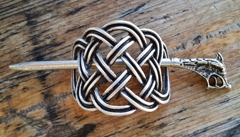 [A-674-1] Haarspange Keltischer Knoten mit Drachenkopf-Nadel – Silberfarbenes Haarschmuckstück 42 mm