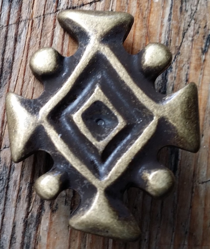 [N-253-21] Isländisches Königssymbol altmessing – 34 mm Mittelalter-Zierbeschlag für Gürtel & Rüstungen im nordischen Stil