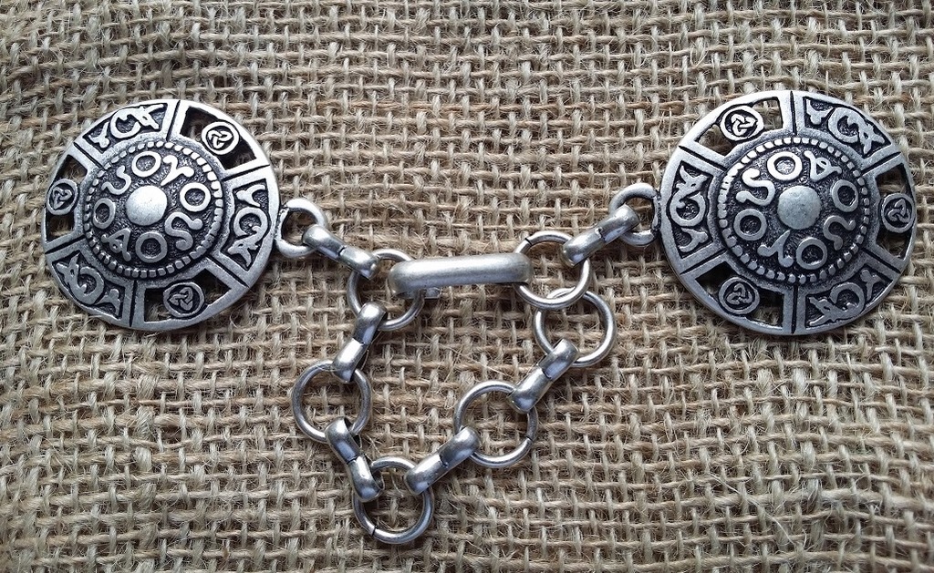 [V-5154-1] KELTENKREIS silberfarben – Keltischer Mantelverschluss mit Rundemblem & Kette für LARP & Reenactment