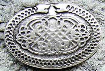 Löwen-Medaillon silberfarben – Keltischer Ovalbeschlag mit Löwenmotiv für Gürtel & Mittelalterkleidung