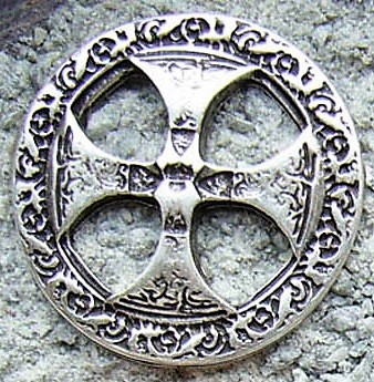 Zierbeschlag „Nordisches Axtkreuz“ – Silberfarbener Rundbeschlag im Stil der Wikingerzeit
