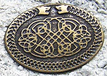 Löwen-Medaillon altmessingfarben – Ovaler keltischer Zierbeschlag mit Löwenköpfen für Gürtel & LARP-Gewandung