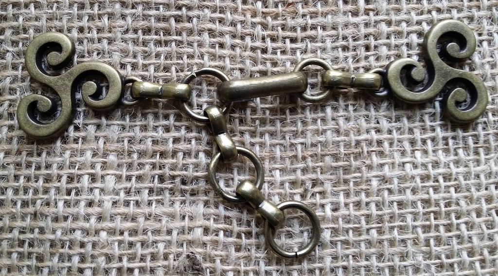 [V-5174-21] Kleine Triskele altmessingfarben – Keltischer Mantelverschluss mit Triskel-Symbol & Kette für LARP & Mittelalter