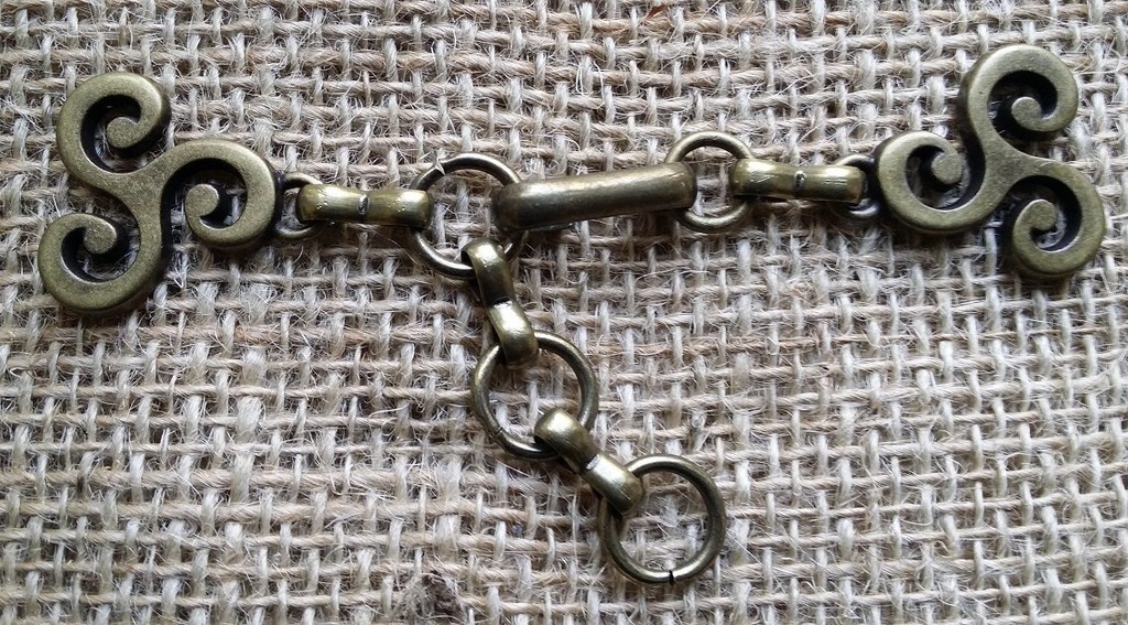Kleine Triskele altmessingfarben – Keltischer Mantelverschluss mit Triskel-Symbol & Kette für LARP & Mittelalter
