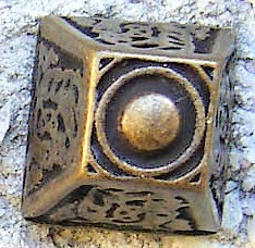 [N-237-21] Rüstungsniete „KATTEGAT“ – Altmessingfarbener Zierbeschlag in Pyramidenform