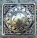 Rüstungsniete „SKARA“ in Silberoptik – Keltischer Triskele-Beschlag im Quadrat Ø 30 mm 