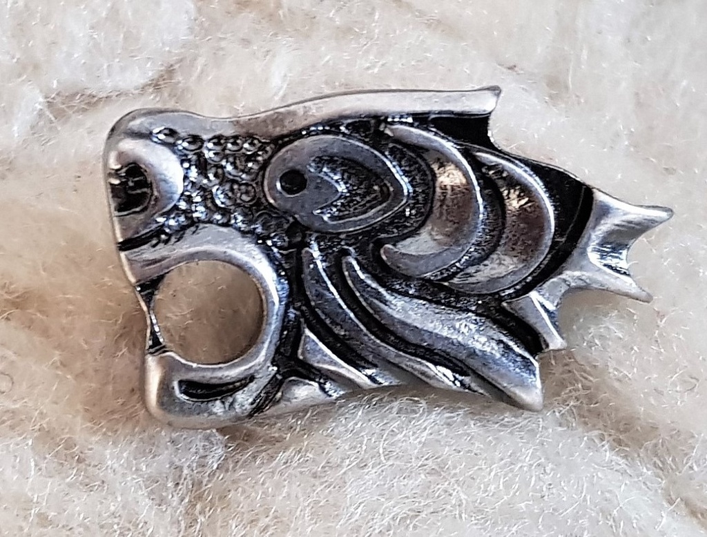 Drachenkopf-Beschlag in Eisenoptik – Linksschauender Wikinger-Zierbeschlag 29 x 18 mm 