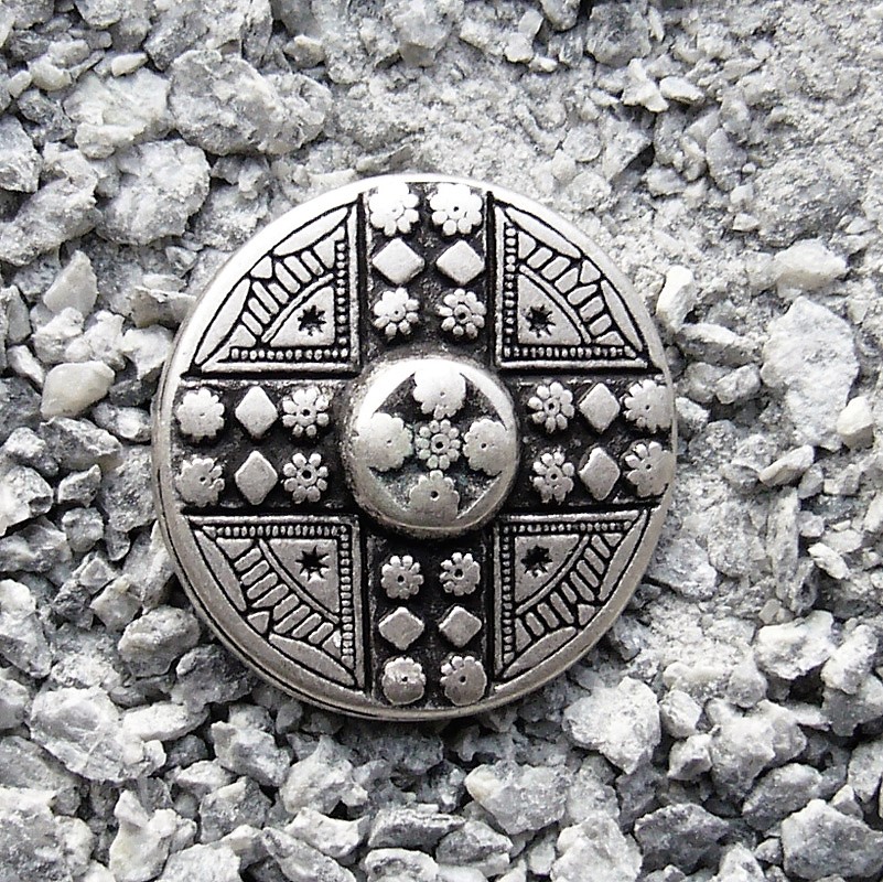 [N-115-1] Silberfarbener Schildbeschlag – Wikinger-Zierniete aus Zamak, Ø 25 mm