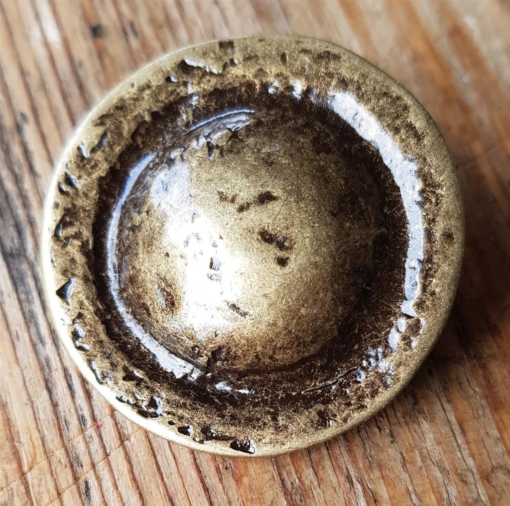 großer Buckelschild, altmessingfarbener Beschlag