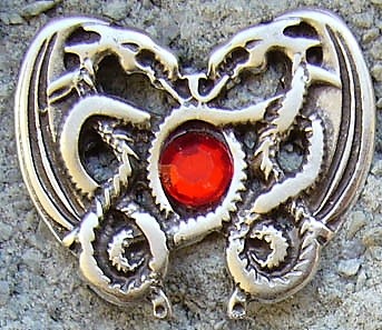 [N-210-1] Zierbeschlag „Dragonheart Rubin“ in Silberoptik – Nordische Drachen mit rotem Glasstein, 33 x 28 mm