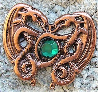 [N-211-4] Zierbeschlag „Dragonheart Smaragd“ in Kupferoptik – Nordische Drachen mit grünem Glasstein, 33 x 28 mm
