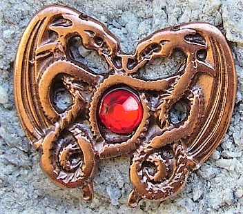 Zierbeschlag „Dragonheart Rubin“ in Kupferoptik – Nordische Drachen mit rotem Glasstein, 33 x 28 mm