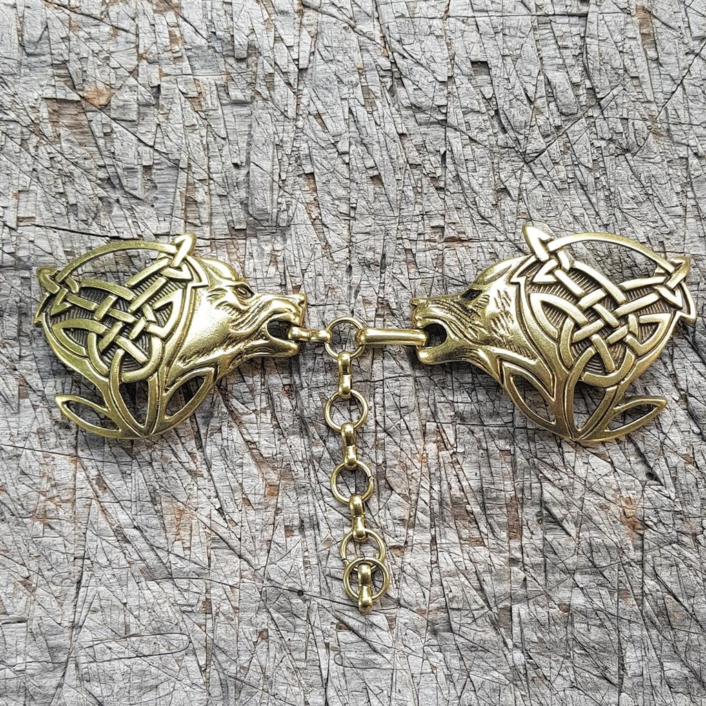 [V-116-2] Wolfskopf-Verschluss „Geri & Freki“ – Messingfarbener Umhangverschluss mit Wikinger-Knotenmotiv 