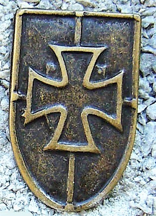 Kreuz-Schild altmessing – 27 x 45 mm Ritterlicher Zierbeschlag mit Tatzenkreuz & 2 Nieten