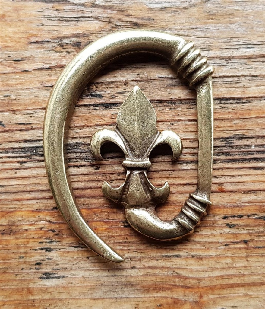 [V-122-2] Lilien-Haken messingfarben – Mittelalterverschluss mit Fleur-de-Lys für Mantel, Umhang & Tasche