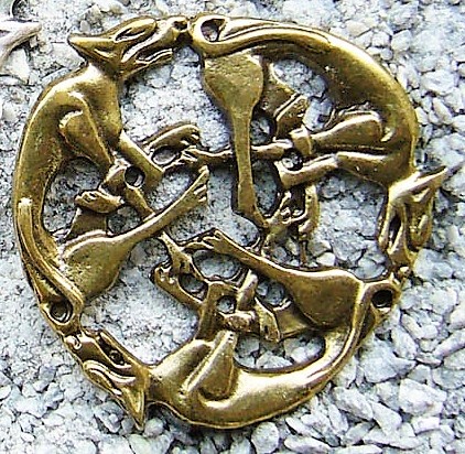 [N-120-2] Celtic Dogs Zierniete in Messingoptik – Keltisches Hunde-Ornament 35 mm