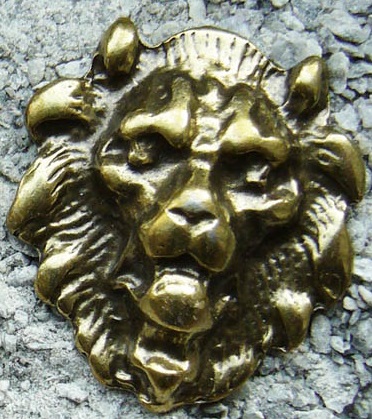 Löwenkopf-Beschlag messingfarben – Mittelalterliche Zierniete mit Wappenlöwe für LARP & Reenactment
