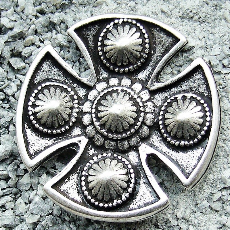 [N-109-1] Wikinger Kreuz-Schild silberfarben – 50 mm Schildniete mit floraler Verzierung & 2 Nieten
