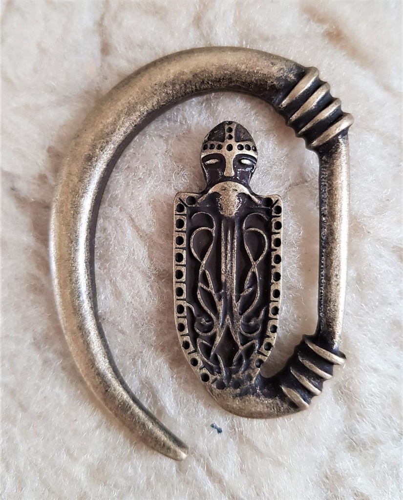 [V-248-21] Ritter-Haken – Altmessingfarbener Mittelalter-Verschluss mit Ritterschild-Motiv