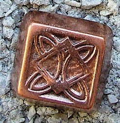 Rüstungsniete „BIRKA“ in Kupferoptik – Keltisches Quadratmotiv für Rüstung & Gewandung