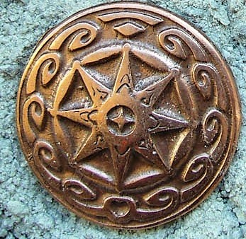 „Schild des Berling“ – Kupferfarbener Zierbeschlag Ø 35 mm aus Zamak