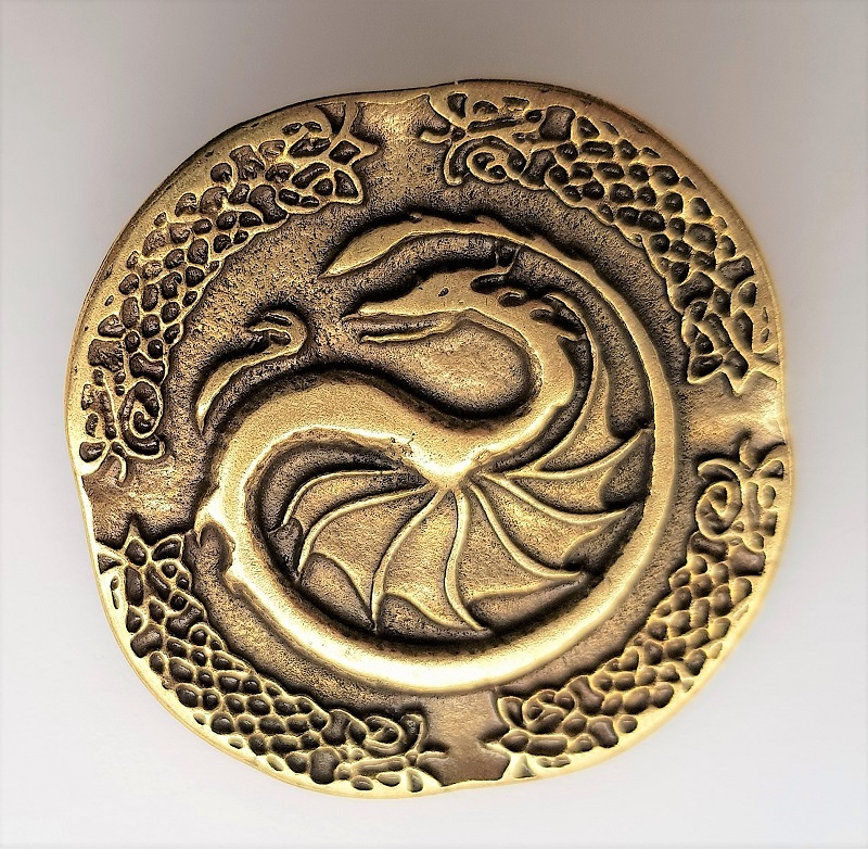 Drache des Nordens Zierbeschlag in Messingoptik – Nordisches Drachenmotiv Ø 35 mm