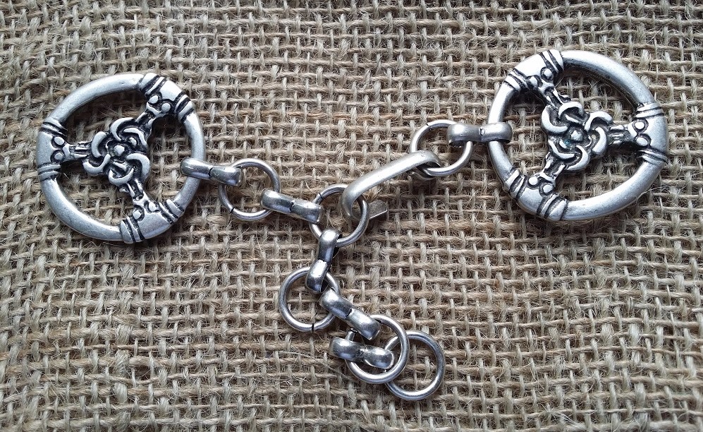 [V-5162-1] Triskele silberfarben – Keltischer Mantelverschluss mit Knotensymbol & Kette für LARP, Mittelalter & Fantasy
