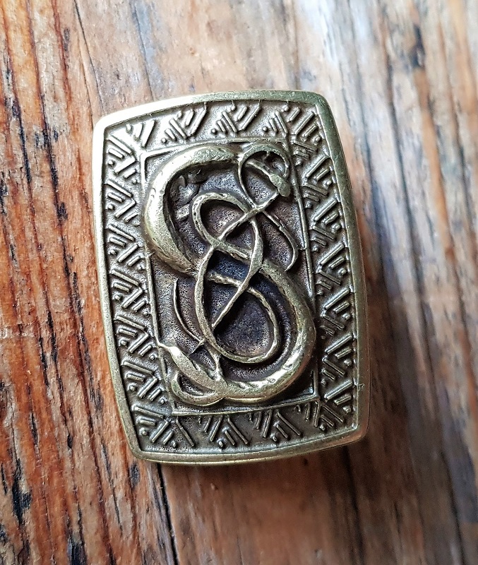 „Schlangen-Schild“ – Messingfarbener Zierbeschlag aus Zamak, 30 x 40 mm