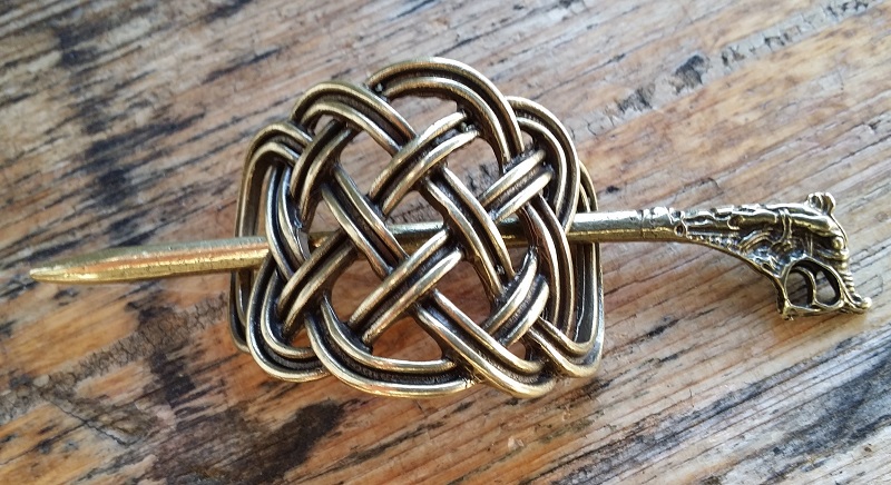 Haarspange Keltischer Knoten mit Drachenkopf-Nadel – Messingfarbenes Haarschmuckstück 42 mm