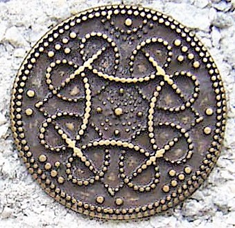 Birka Concho altmessingfarben – Zierbeschlag mit wikingerzeitlichem Knotenmuster 