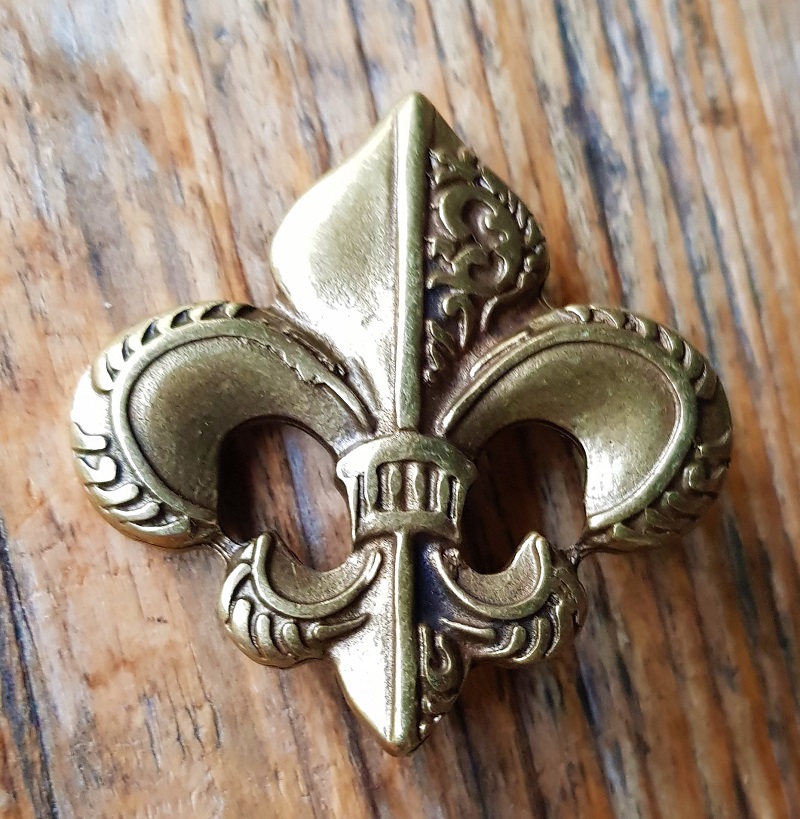 fleur de lys, messingfarbener Beschlag, groß